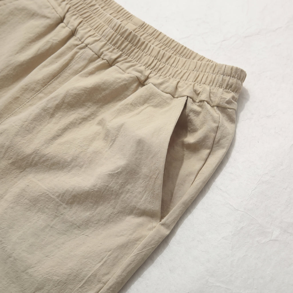 Détail de la taille élastique et de la poche du pyjama homme beige