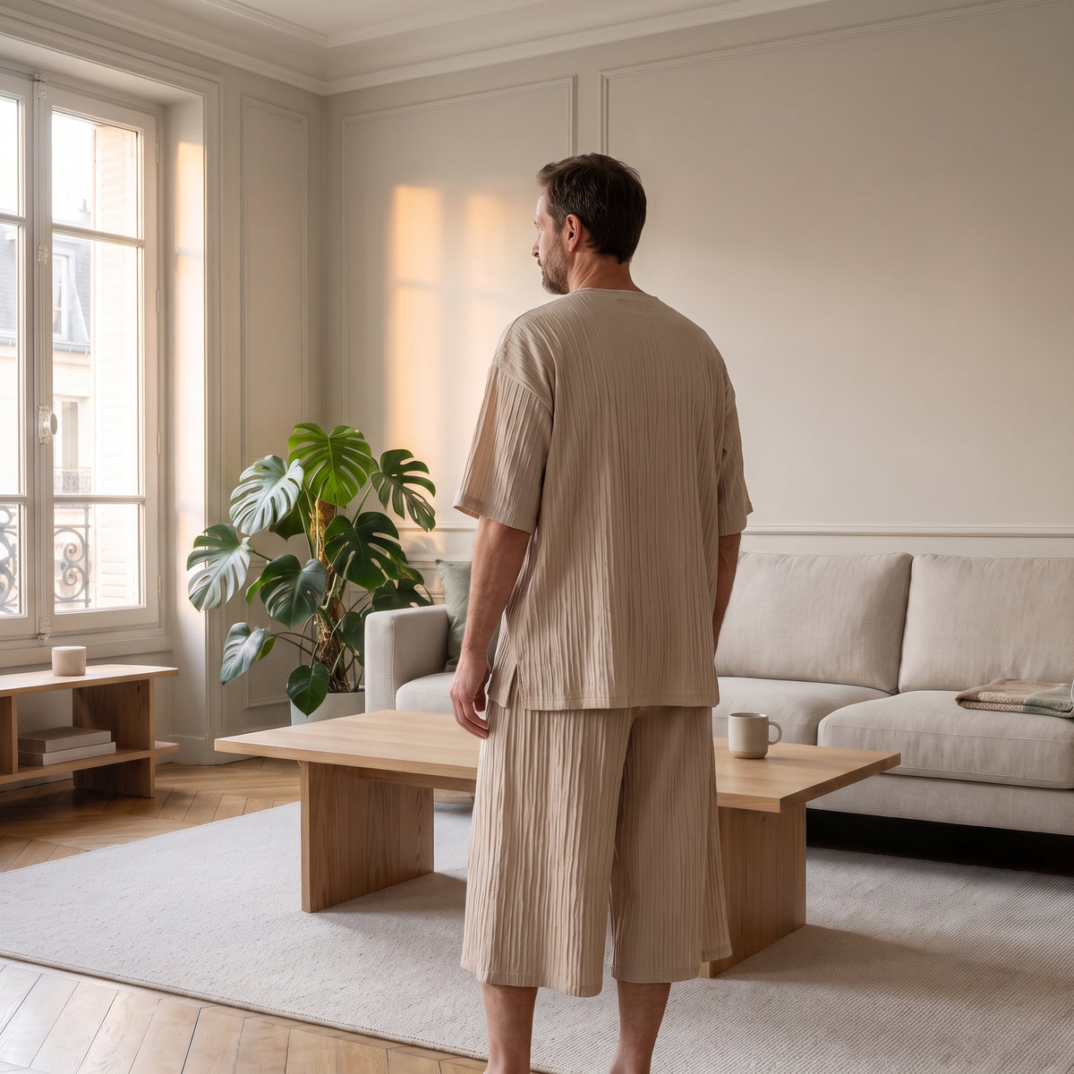 Vue de dos de l'ensemble japonais homme beige ample