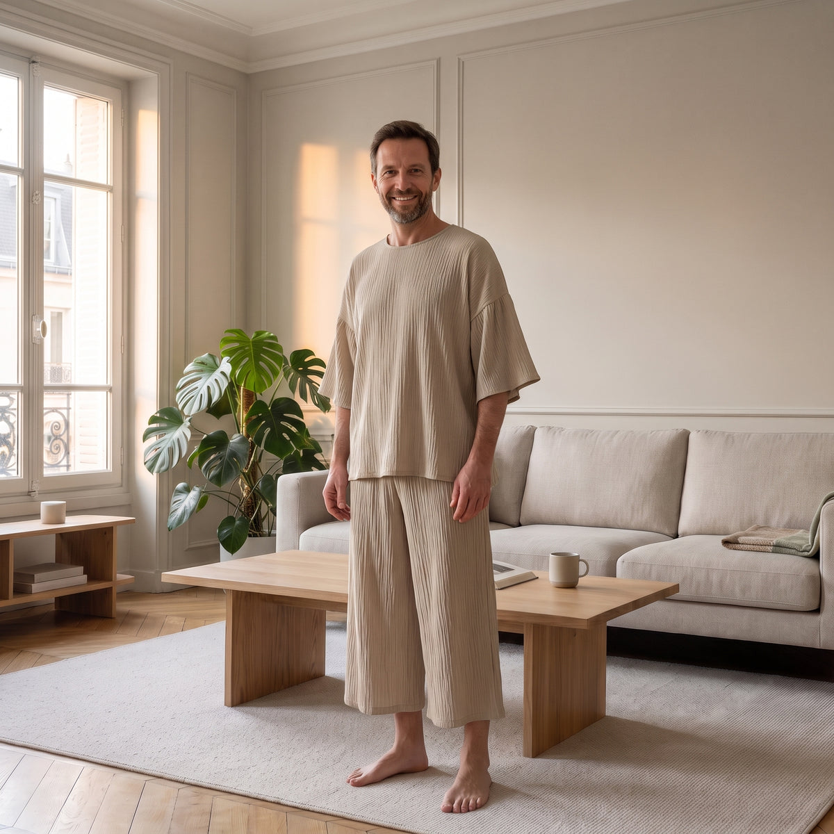 Ensemble japonais homme beige porté de face dans un salon lumineux
