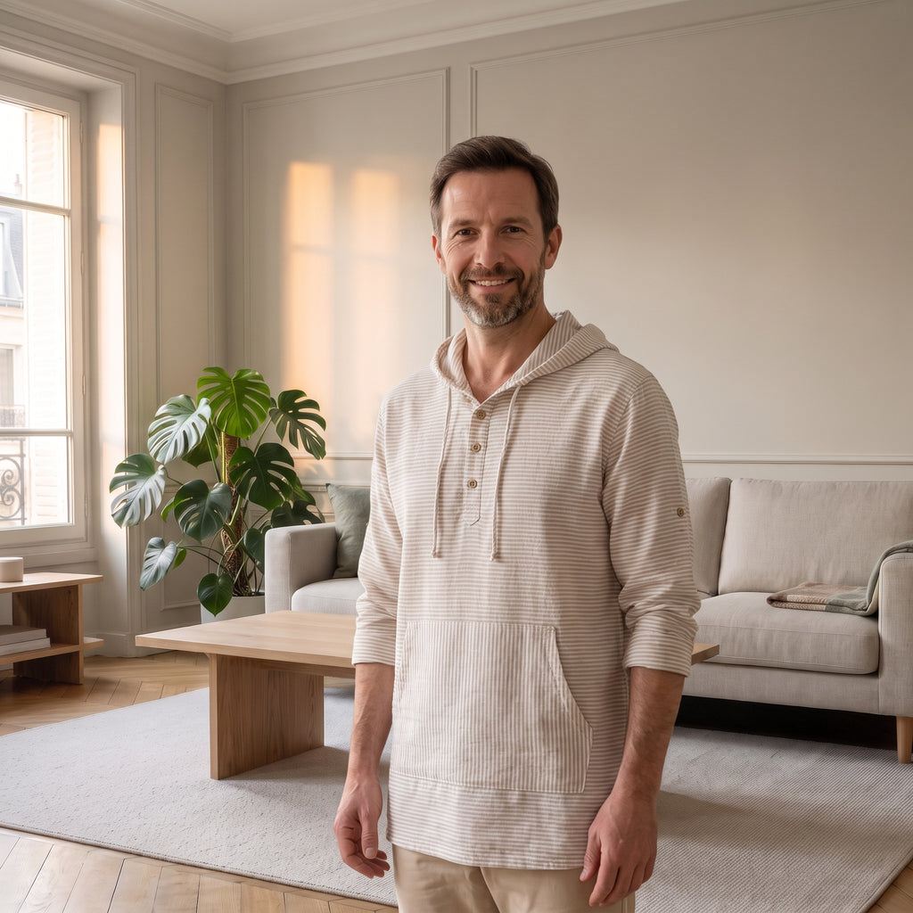 Sweat à capuche rayé beige porté par un homme