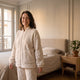Pyjama polaire femme beige ample porté avec poches plaquées