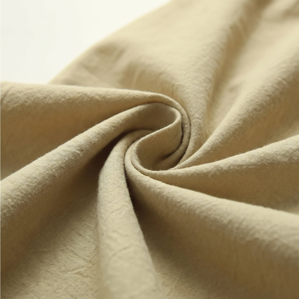 Détail du relief froissé du coton beige du pyjama homme