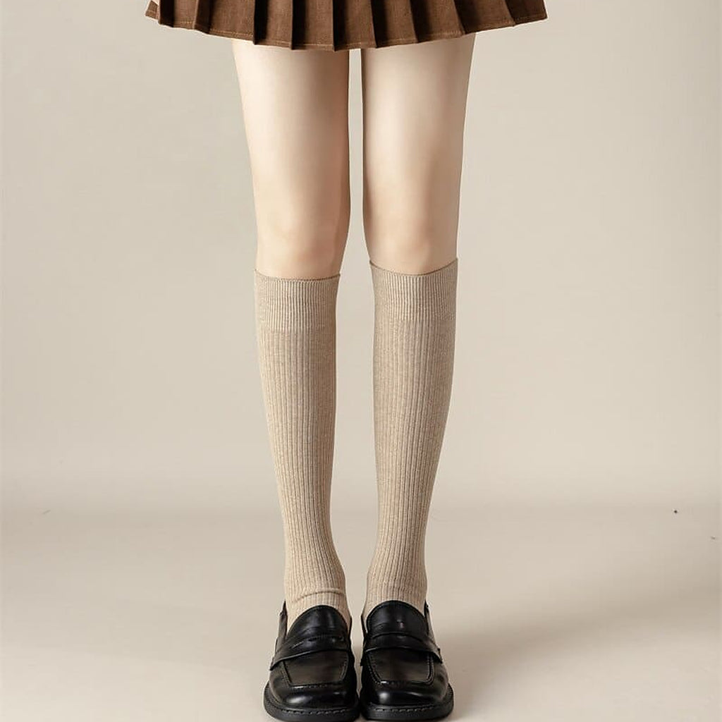 Chaussettes hautes beige portees sous le genou avec des mocassins