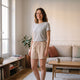 Short femme en coton et lin beige porté dans un salon