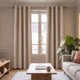 Rideau occultant beige dans son intérieur
