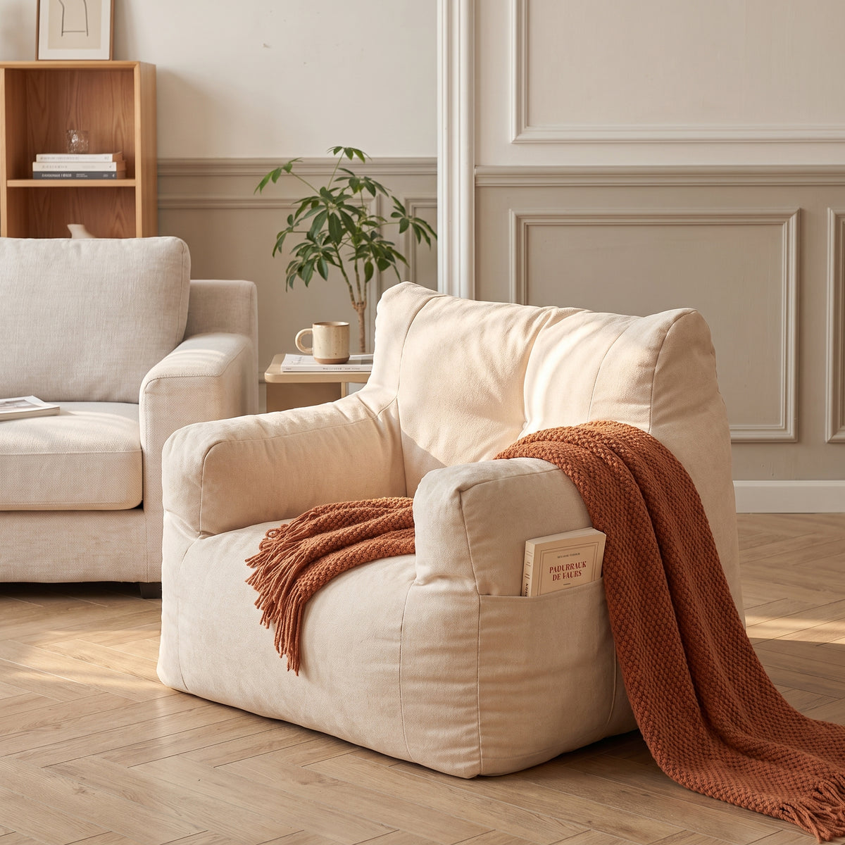 Mini fauteuil a billes beige dans le coin lecture, un plaid sur l accoudoir
