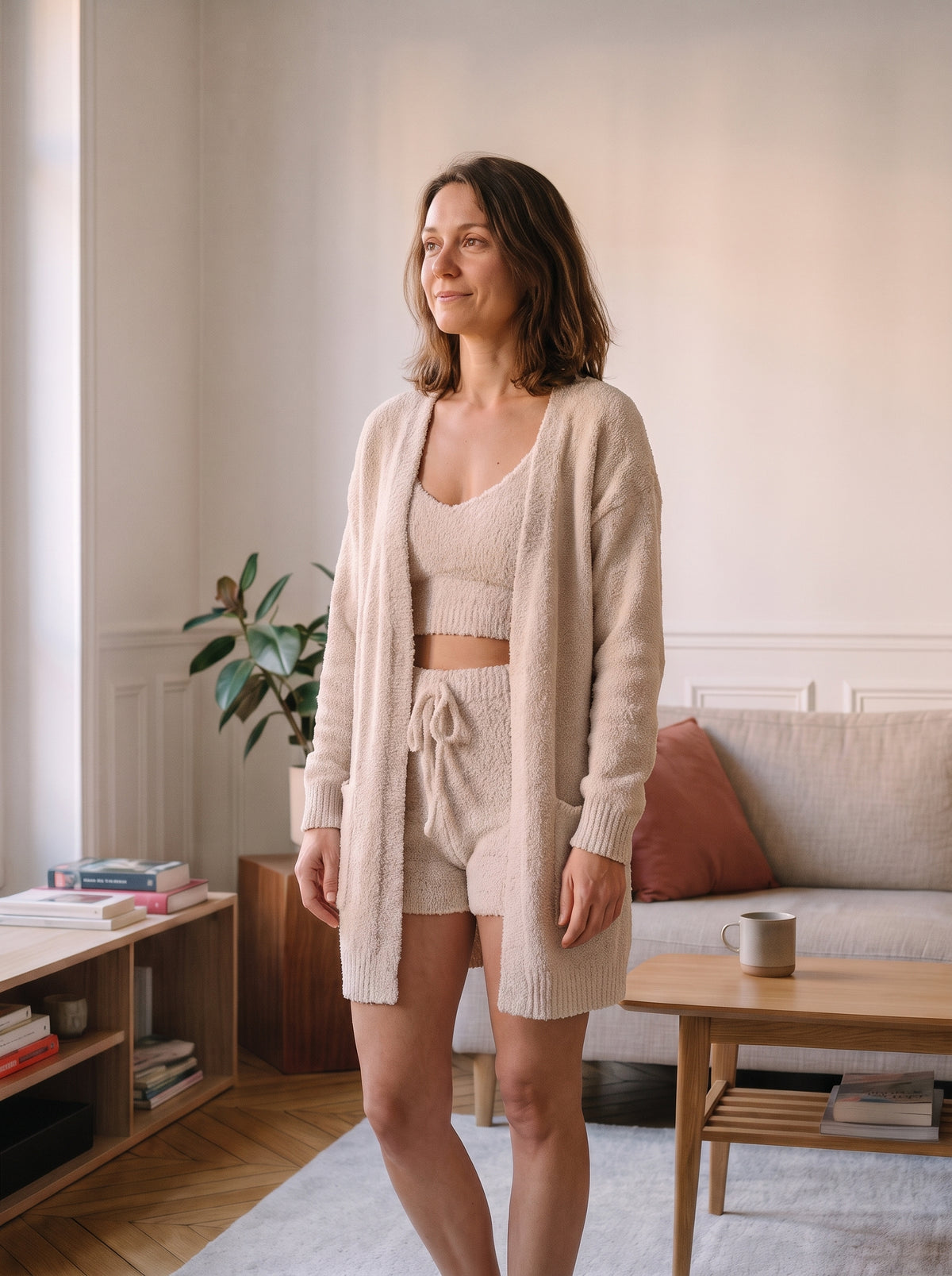 Ensemble pyjama trois pièces en maille peluche beige, porté dans un intérieur