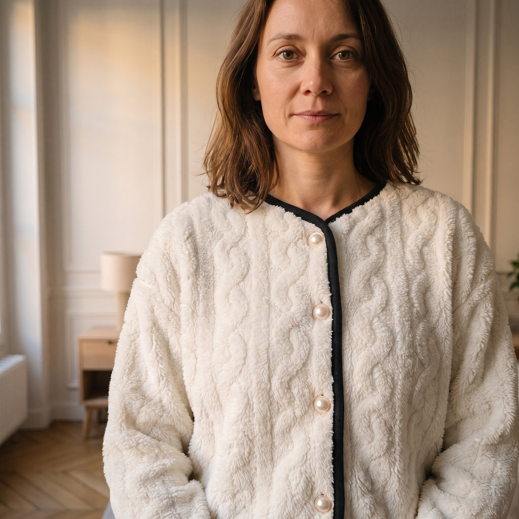 Haut blanc du pyjama avec relief torsadé et bordures contrastées