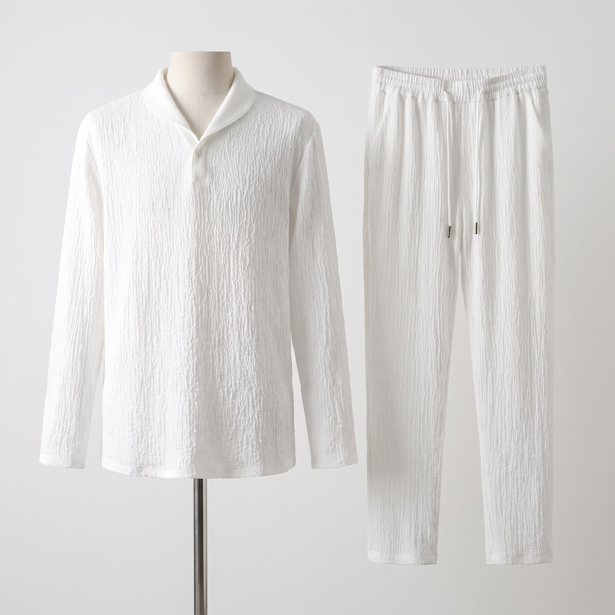 Haut et pantalon blancs texturés présentés en vue détourée
