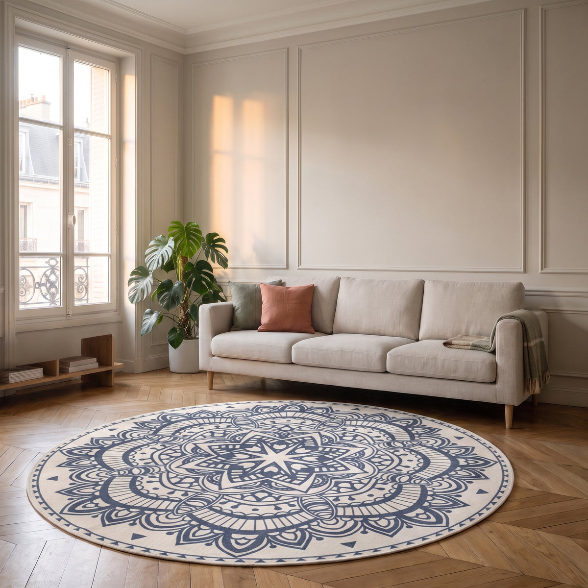 Tapis rond mandala blanc et bleu-gris posé devant un canapé dans un salon