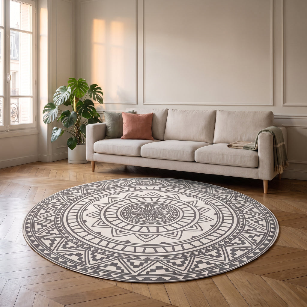 Tapis rond mandala blanc et gris posé devant un canapé dans un salon