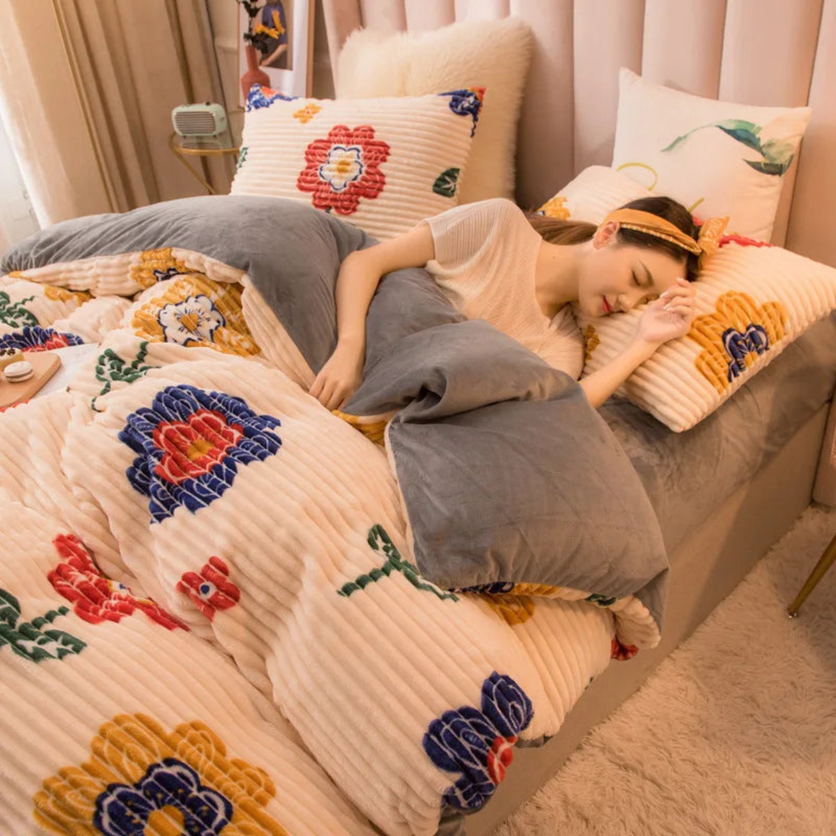 Parure de lit côtelée, option blanc fleur, présentée sur un lit