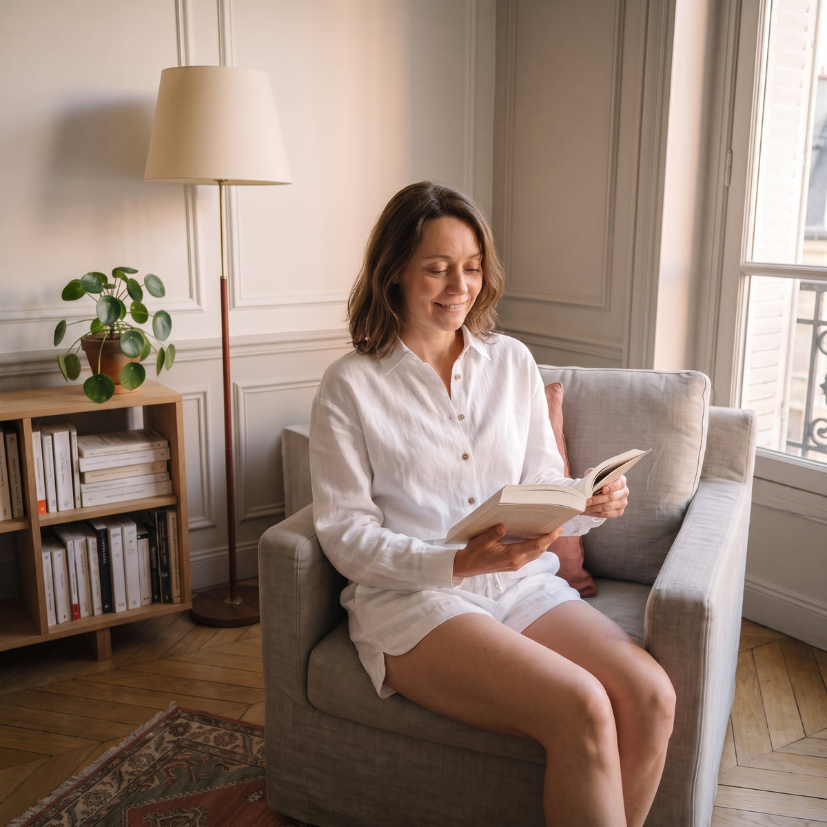 Ensemble chemise et short blanc porté pendant un moment de lecture dans un fauteuil, carré.
