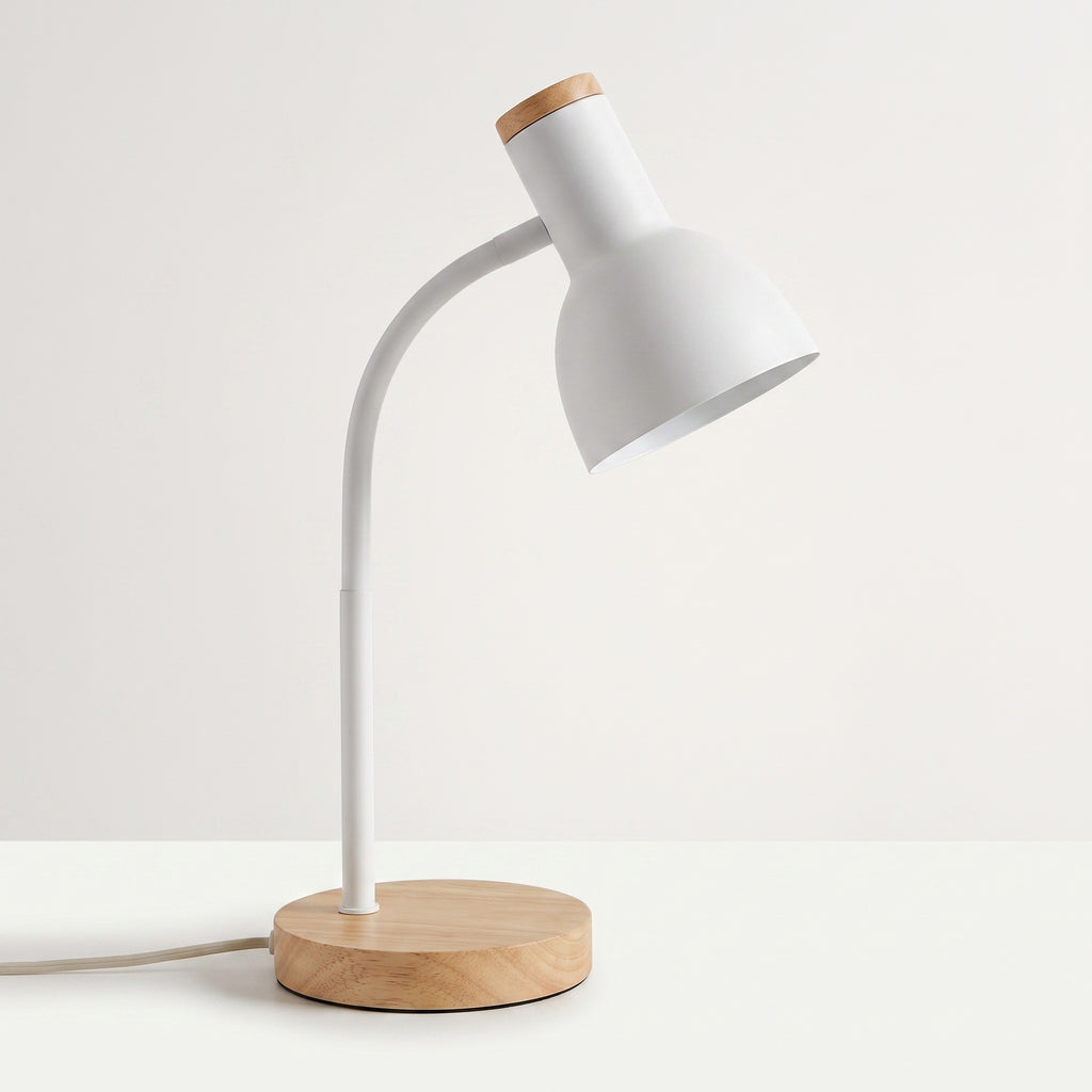 Lampe de bureau blanche vue de trois quarts sur fond clair