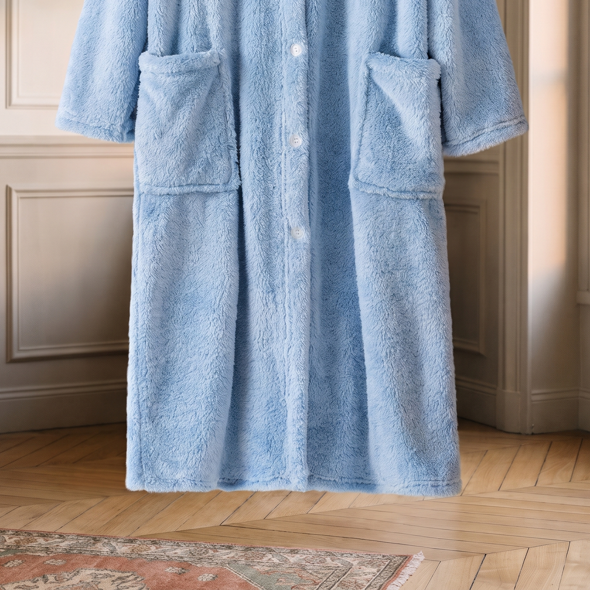 Détail des poches et de la polaire bleu ciel de la robe de chambre