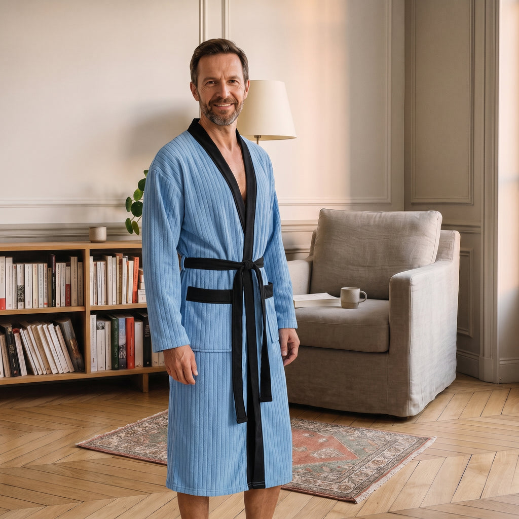 Robe de chambre homme bleu ciel rayée portée dans le coin lecture