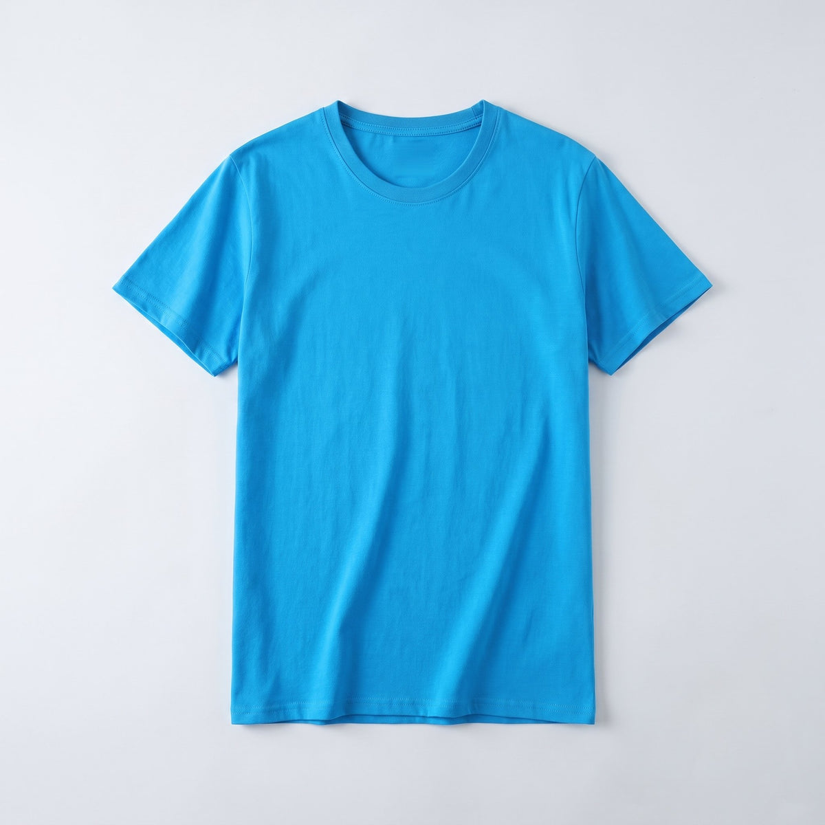 T-shirt bleu clair en coton posé à plat, vu du dessus
