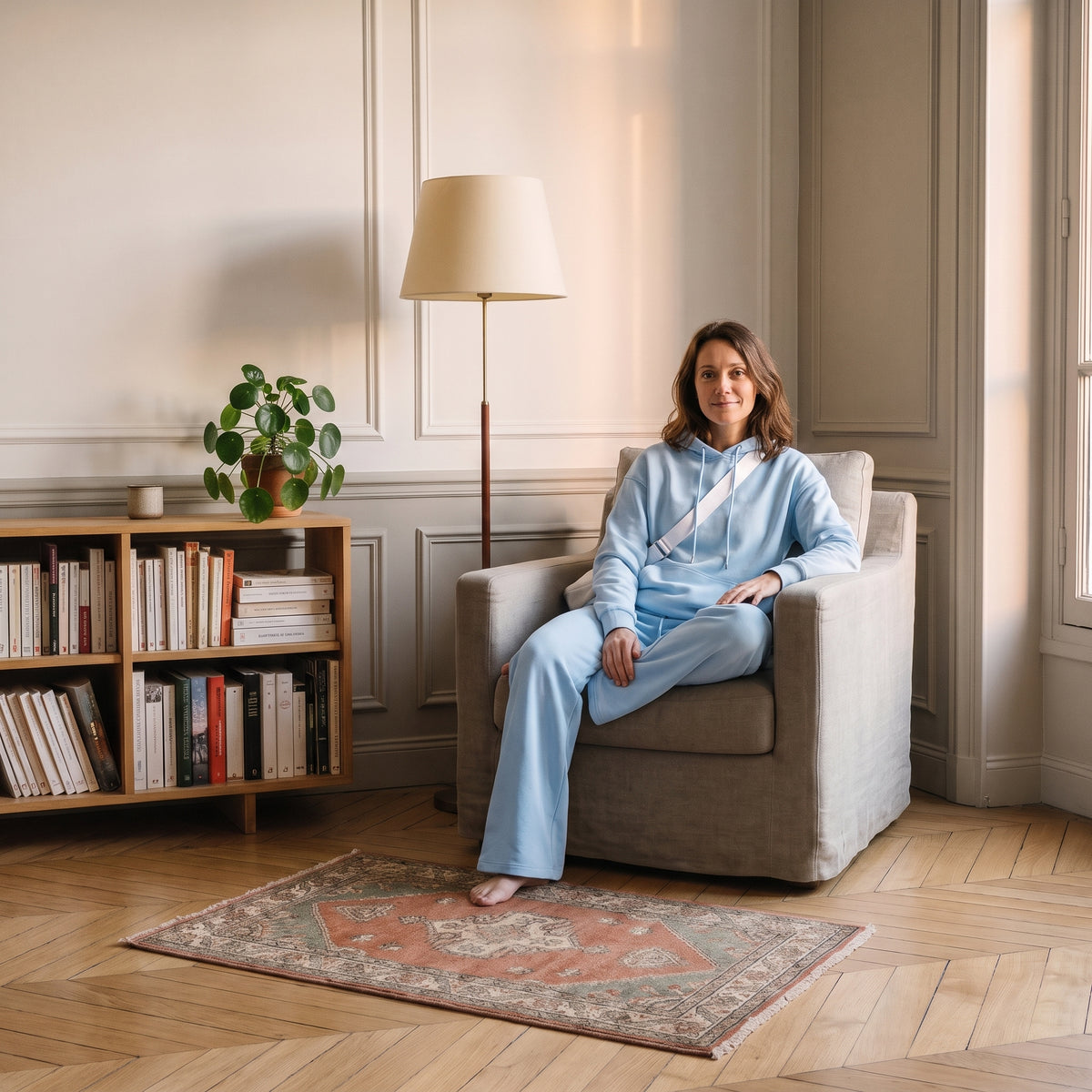 Ensemble jogging femme bleu clair porté dans un intérieur lumineux