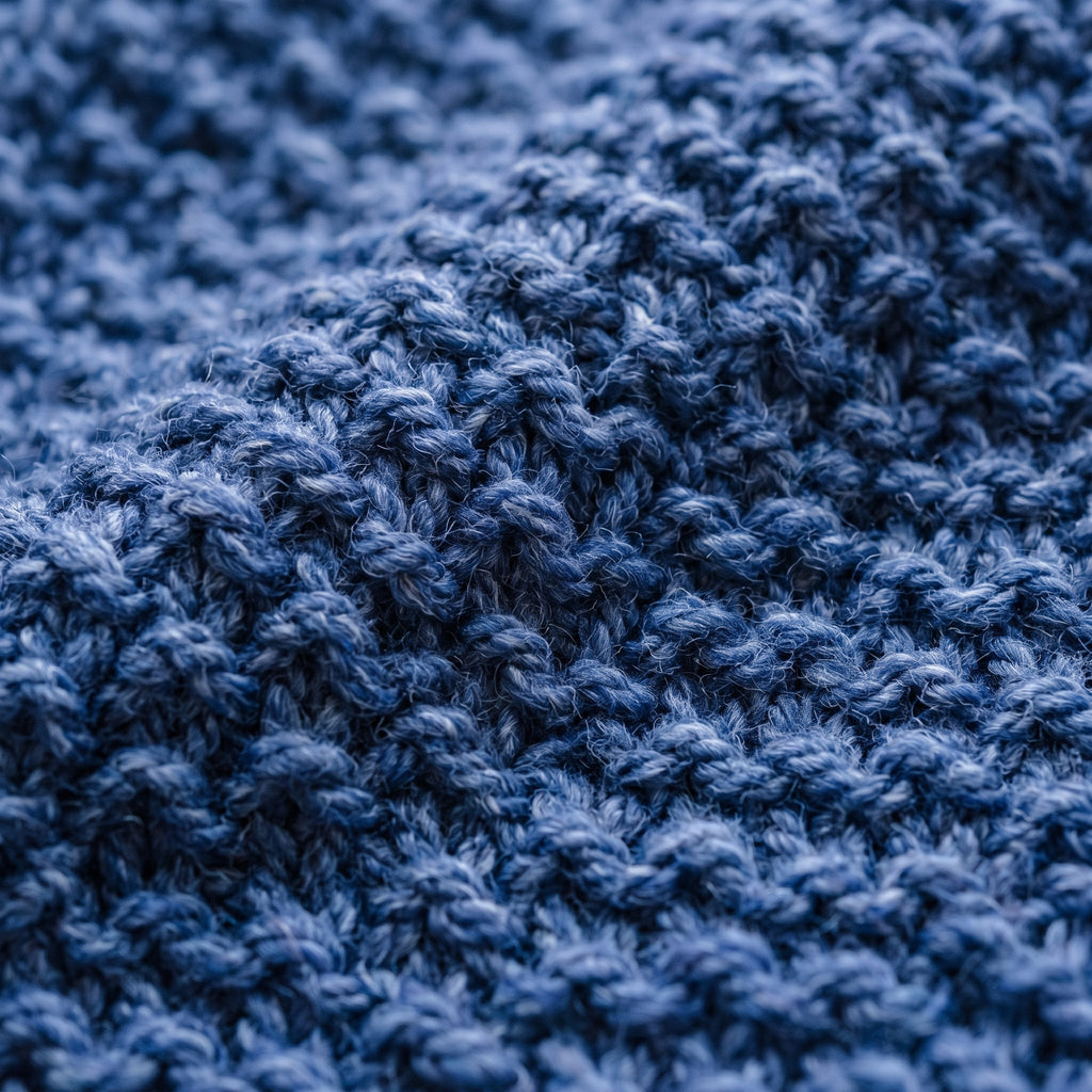 Détail de la maille du cardigan long femme bleu