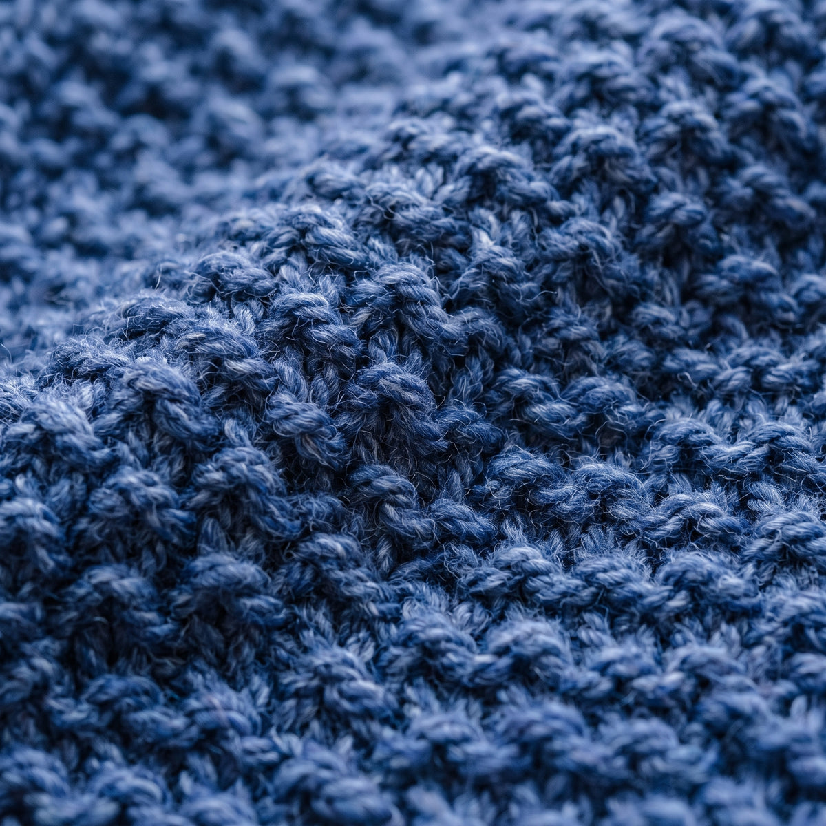 Détail de la maille du cardigan long femme bleu