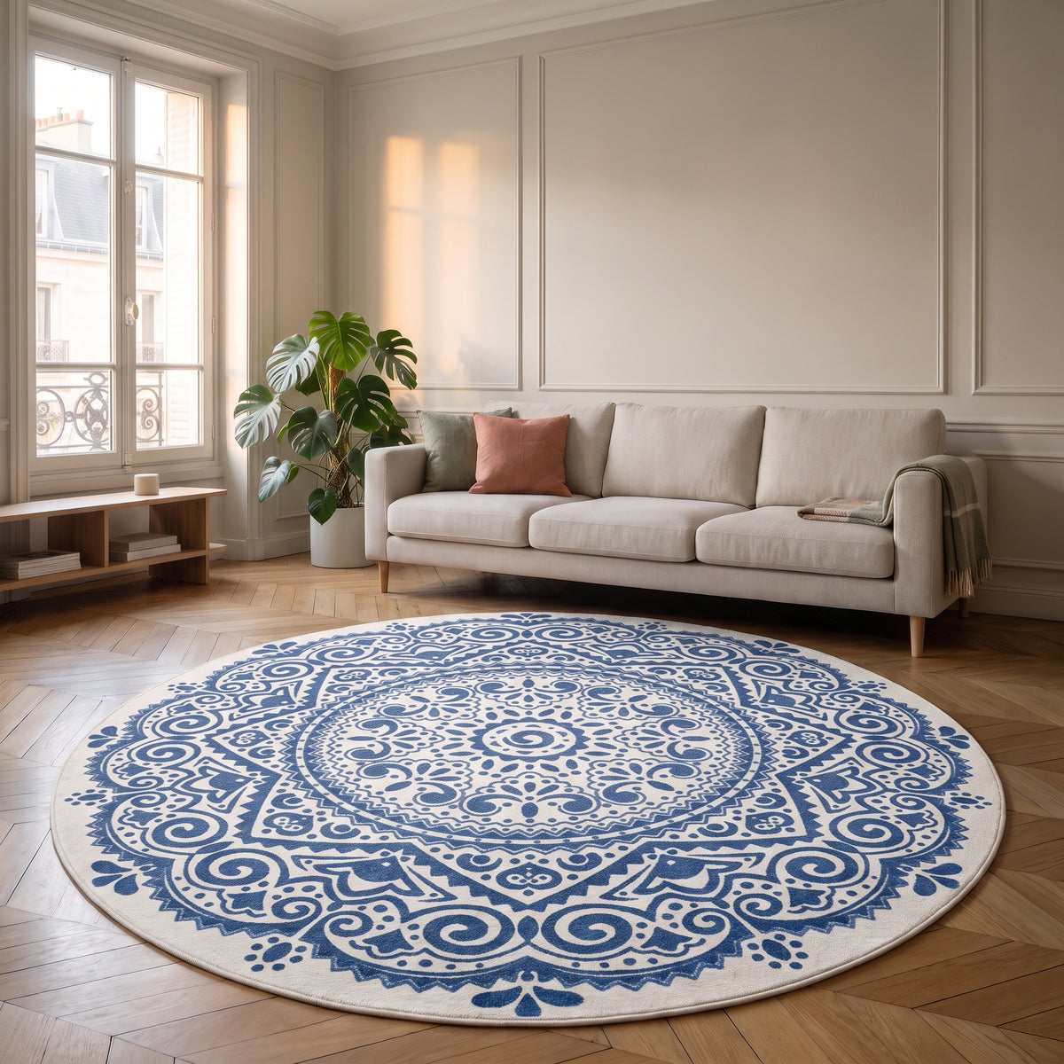 Tapis rond mandala bleu et blanc posé devant un canapé dans un salon