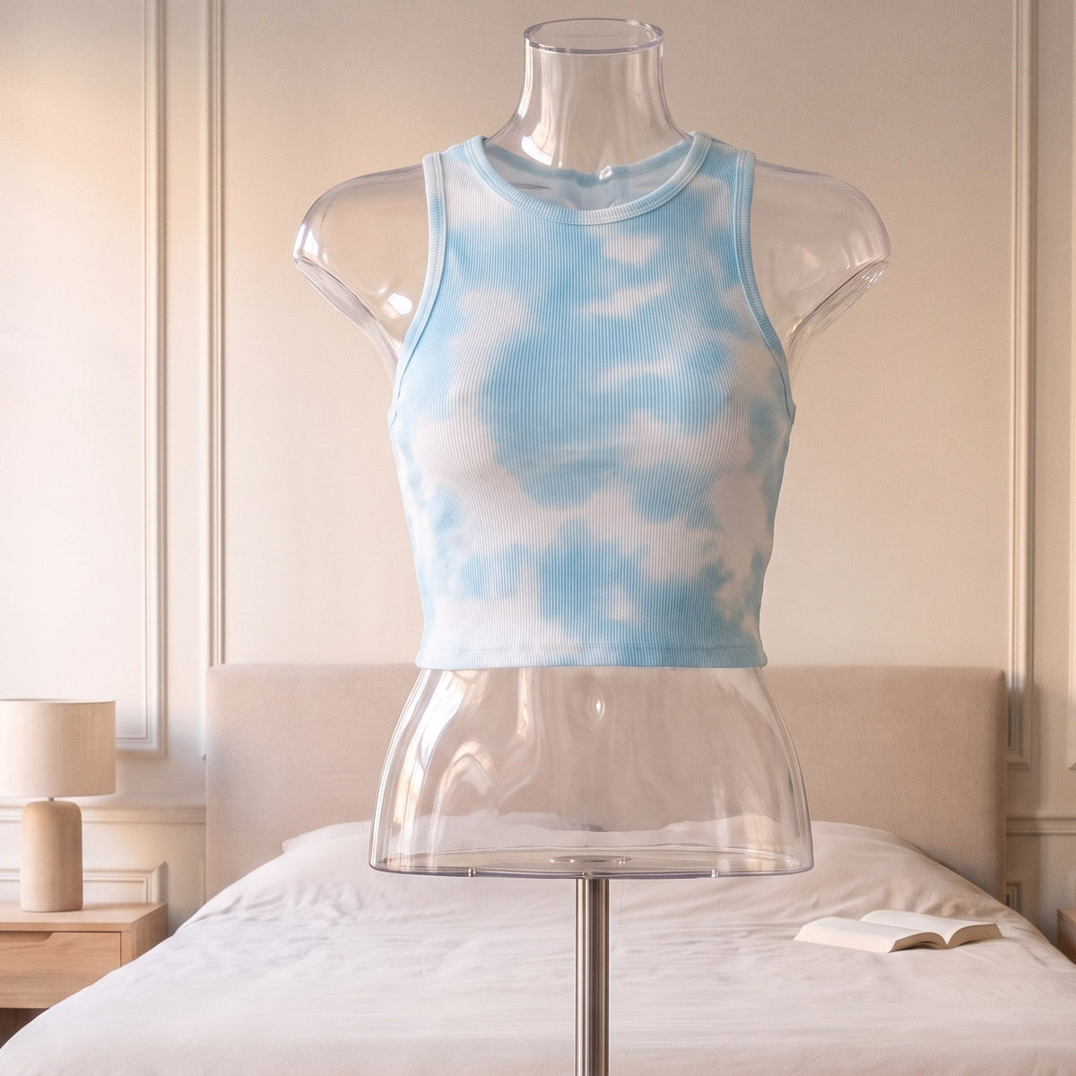 Débardeur crop top tie and dye femme, coloris bleu, présenté sur un buste dans une chambre
