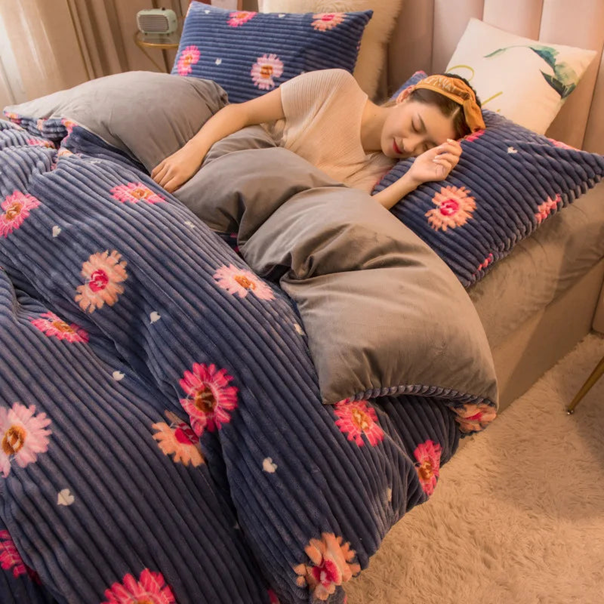 Parure de lit côtelée, option bleu fleur, présentée sur un lit