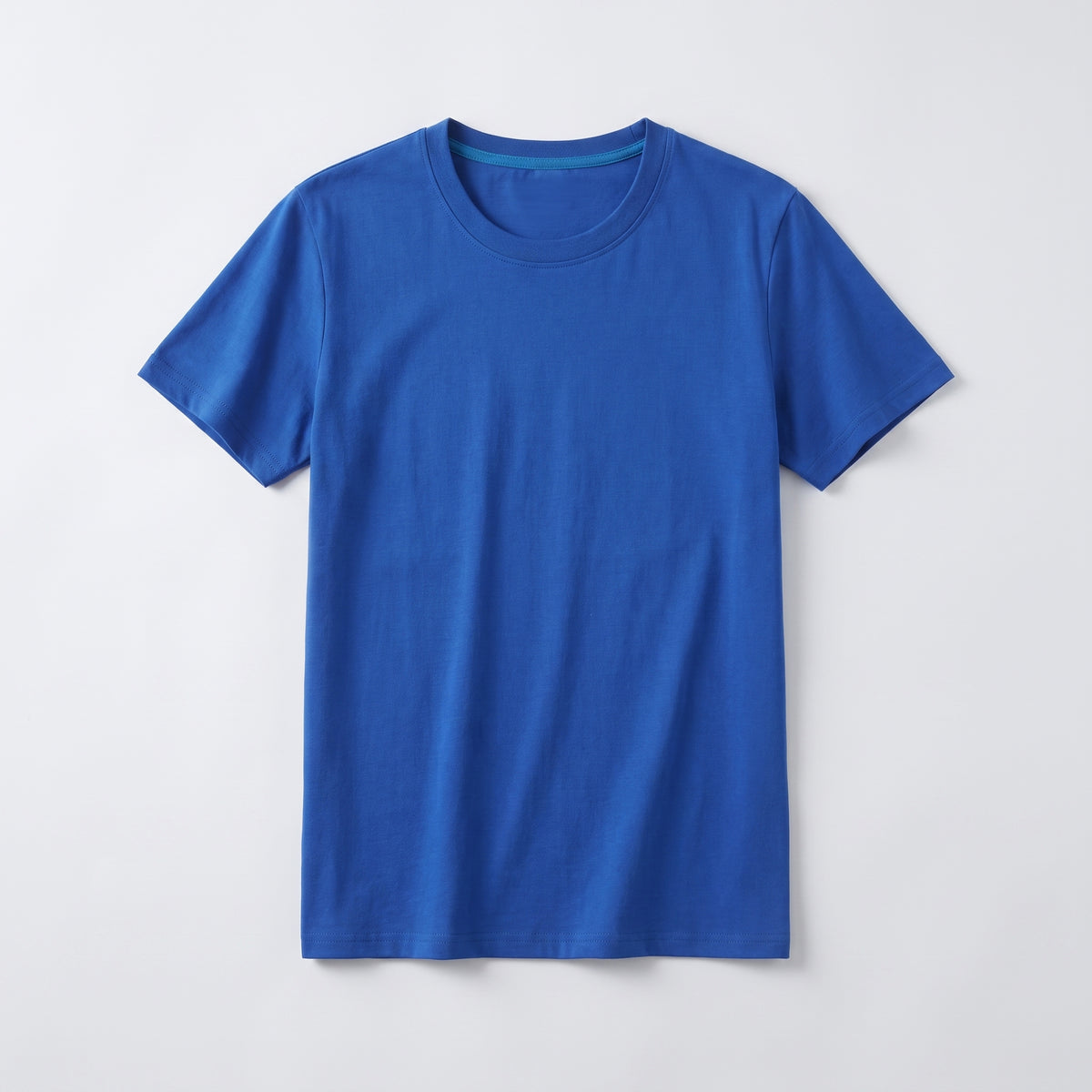T-shirt bleu foncé en coton posé à plat, vu du dessus