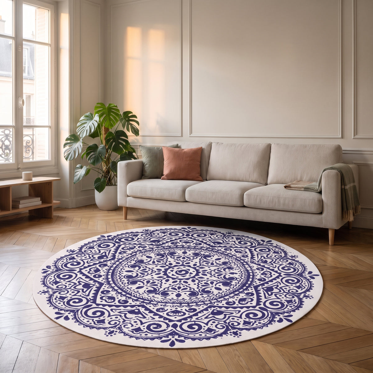 Tapis rond mandala bleu foncé et blanc posé devant un canapé dans un salon