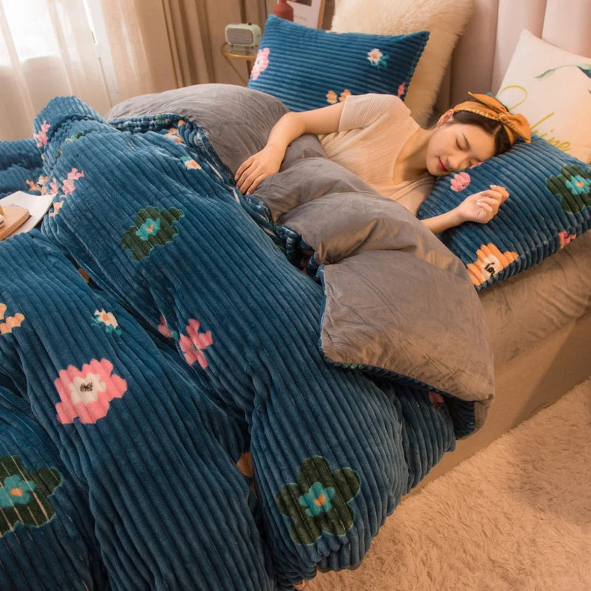 Parure de lit côtelée, option bleu foncé fleur, présentée sur un lit