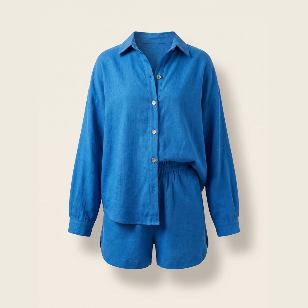 Ensemble chemise et short bleu présenté sur mannequin invisible, carré.