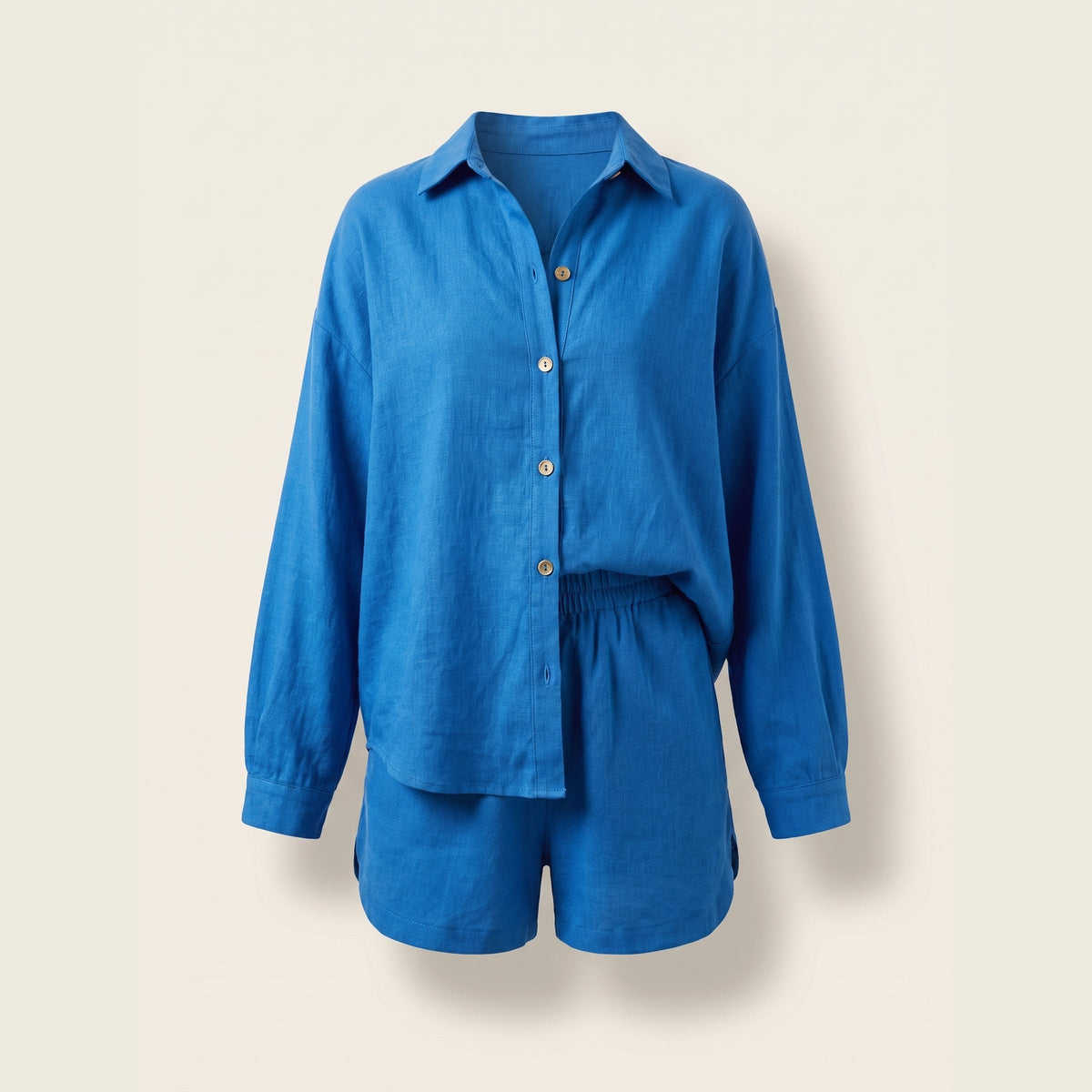 Ensemble chemise et short bleu présenté sur mannequin invisible, carré.