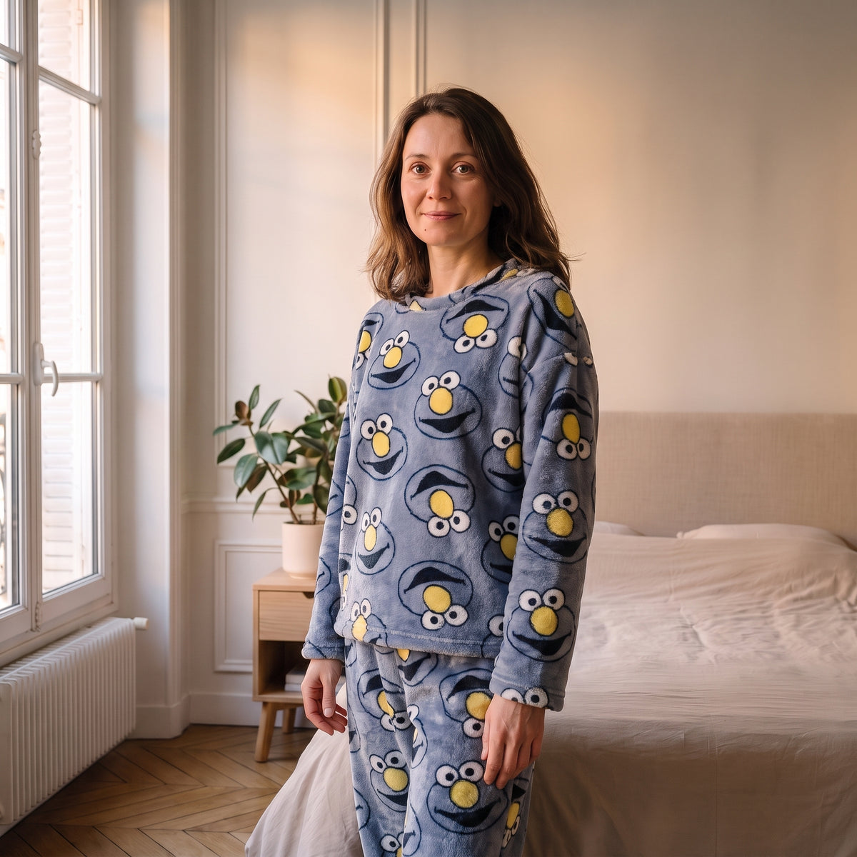 Femme portant le pyjama d'hiver bleu gris lunes dans une chambre lumineuse