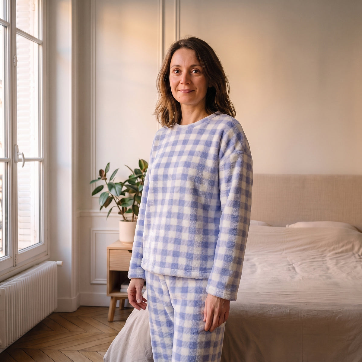 Femme portant le pyjama d'hiver bleu lavande à carreaux dans une chambre lumineuse