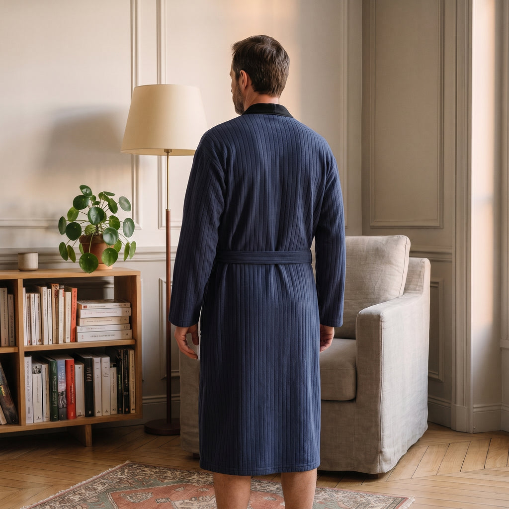 Robe de chambre homme bleu marine rayée vue de dos dans le coin lecture