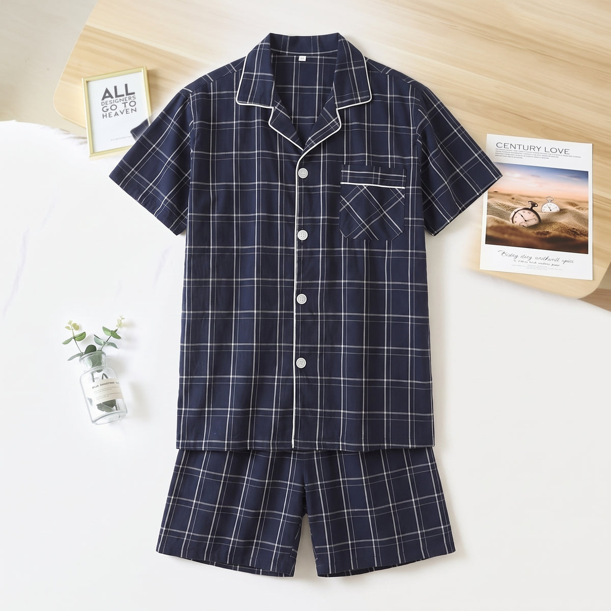 Homme assis au salon avec le pyjama d'été bleu marine à carreaux