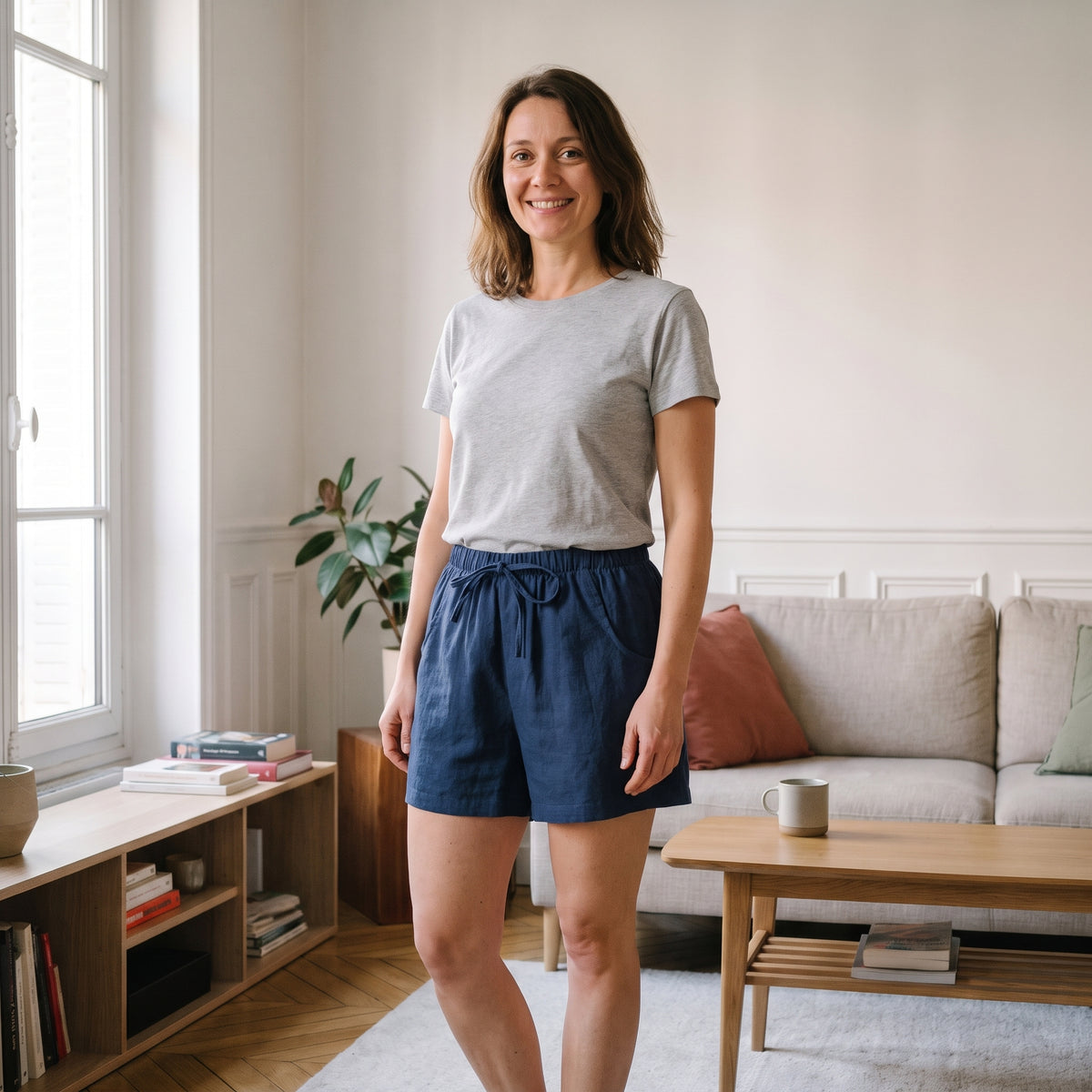 Short femme en coton et lin bleu marine porté dans un salon