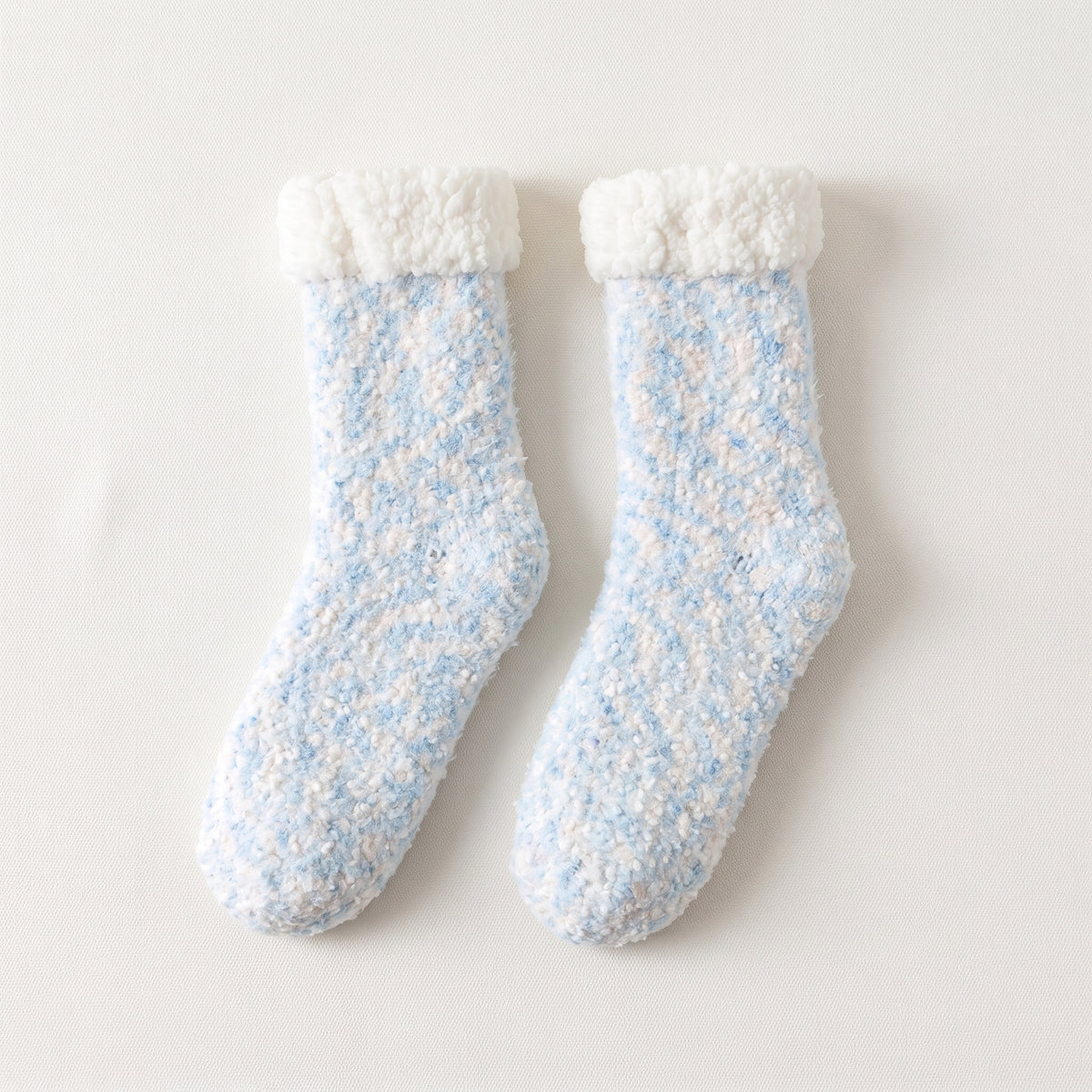 Paire de chaussettes bleu moucheté sur fond clair