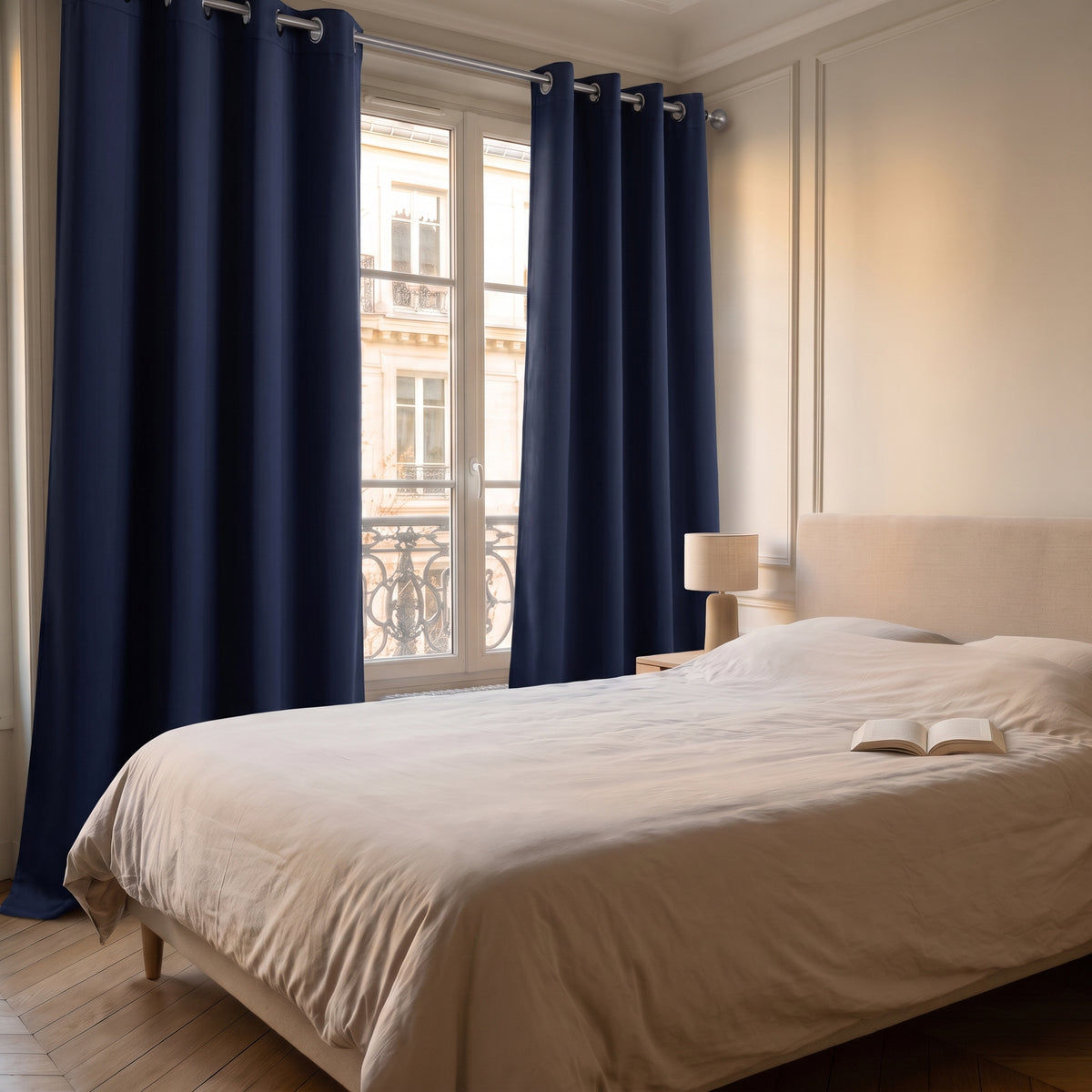 Rideau occultant bleu nuit dans son intérieur