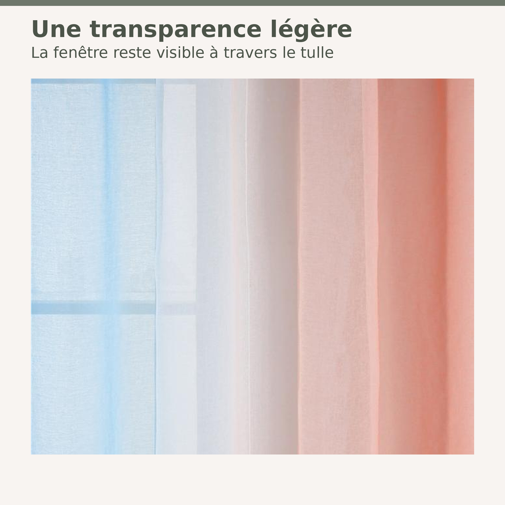 Fenêtre visible à travers le tulle bleu et orange du rideau