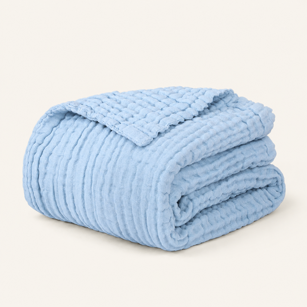 Couverture bleue en mousseline de coton pliée