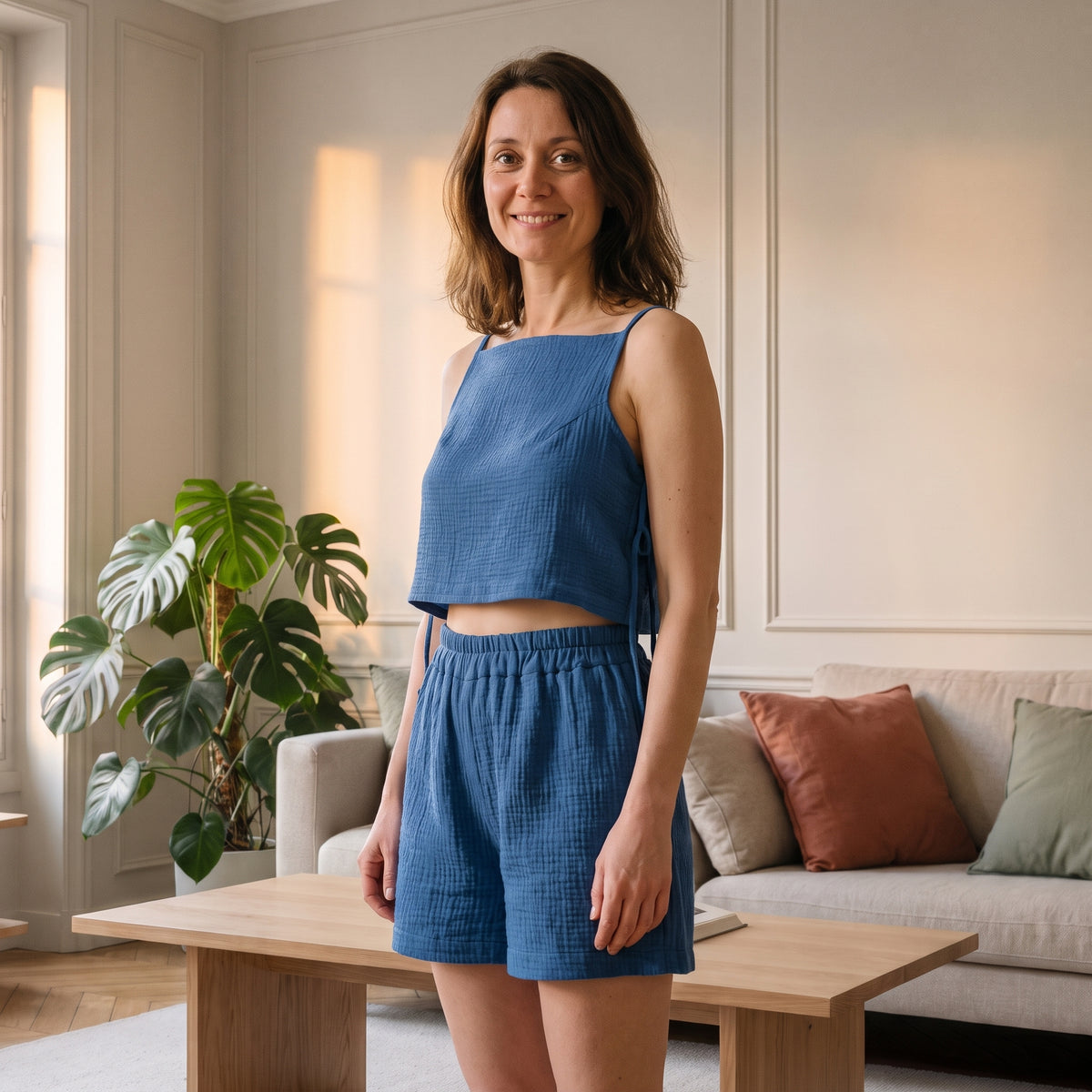 Femme portant l'ensemble d'été bleu dans un salon lumineux