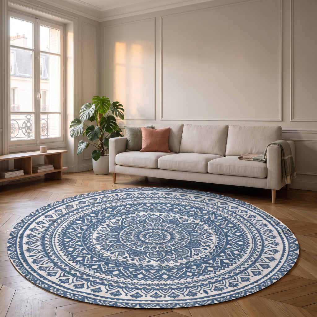 Tapis rond mandala bleu-vert posé devant un canapé dans un salon