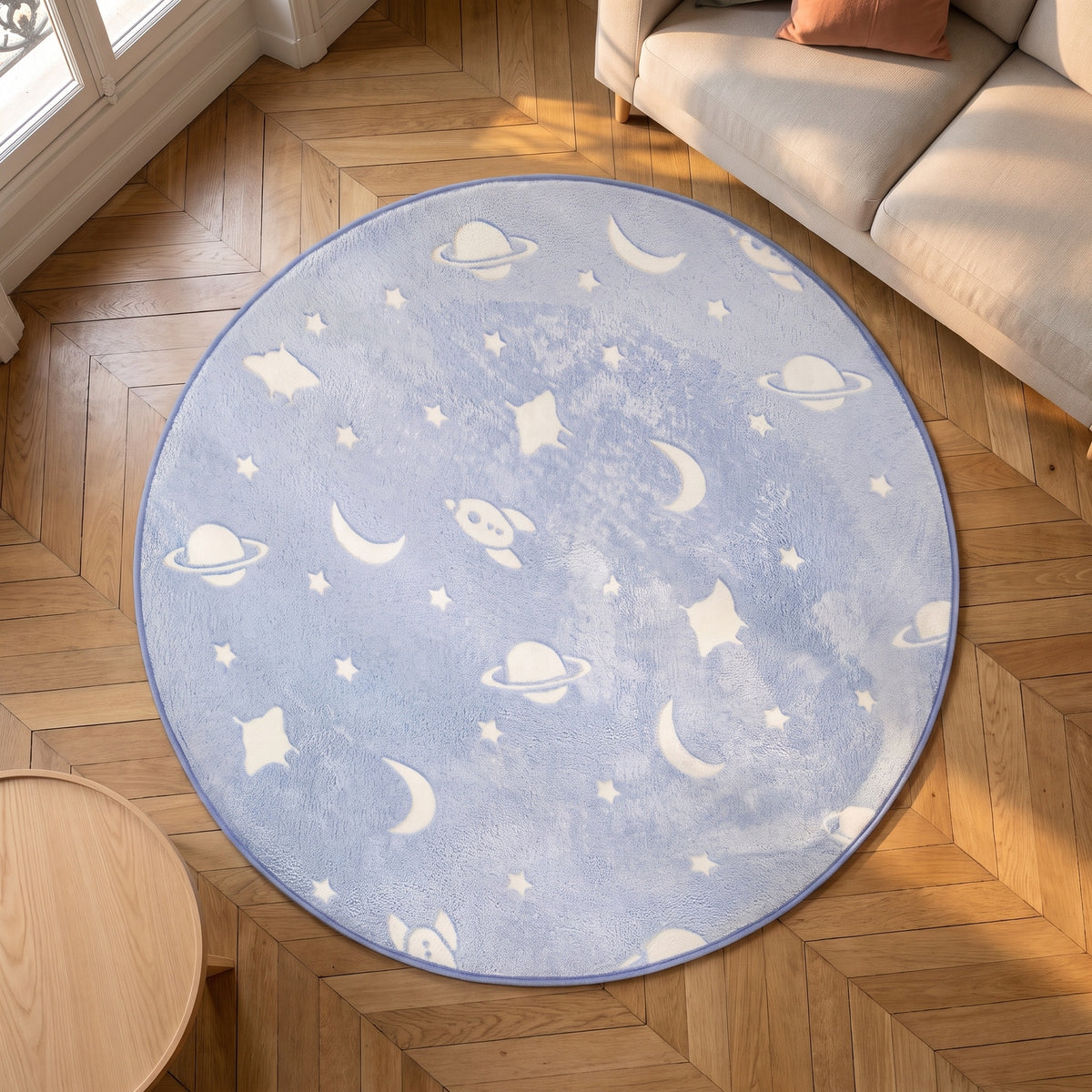 Vue du dessus du tapis phosphorescent bleu à motif spatial