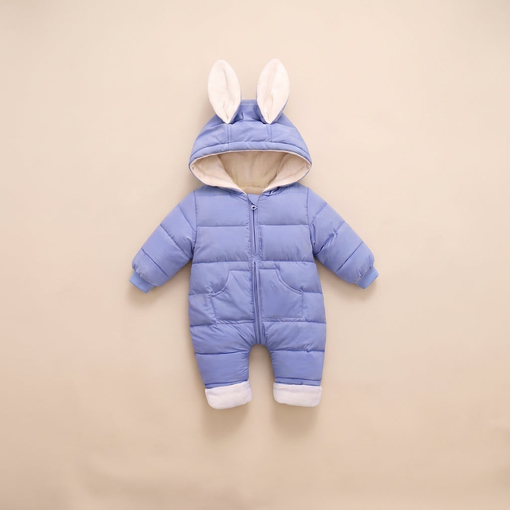 Combinaison doudoune bebe bleu lavande a capuche oreilles de lapin, sur fond uni