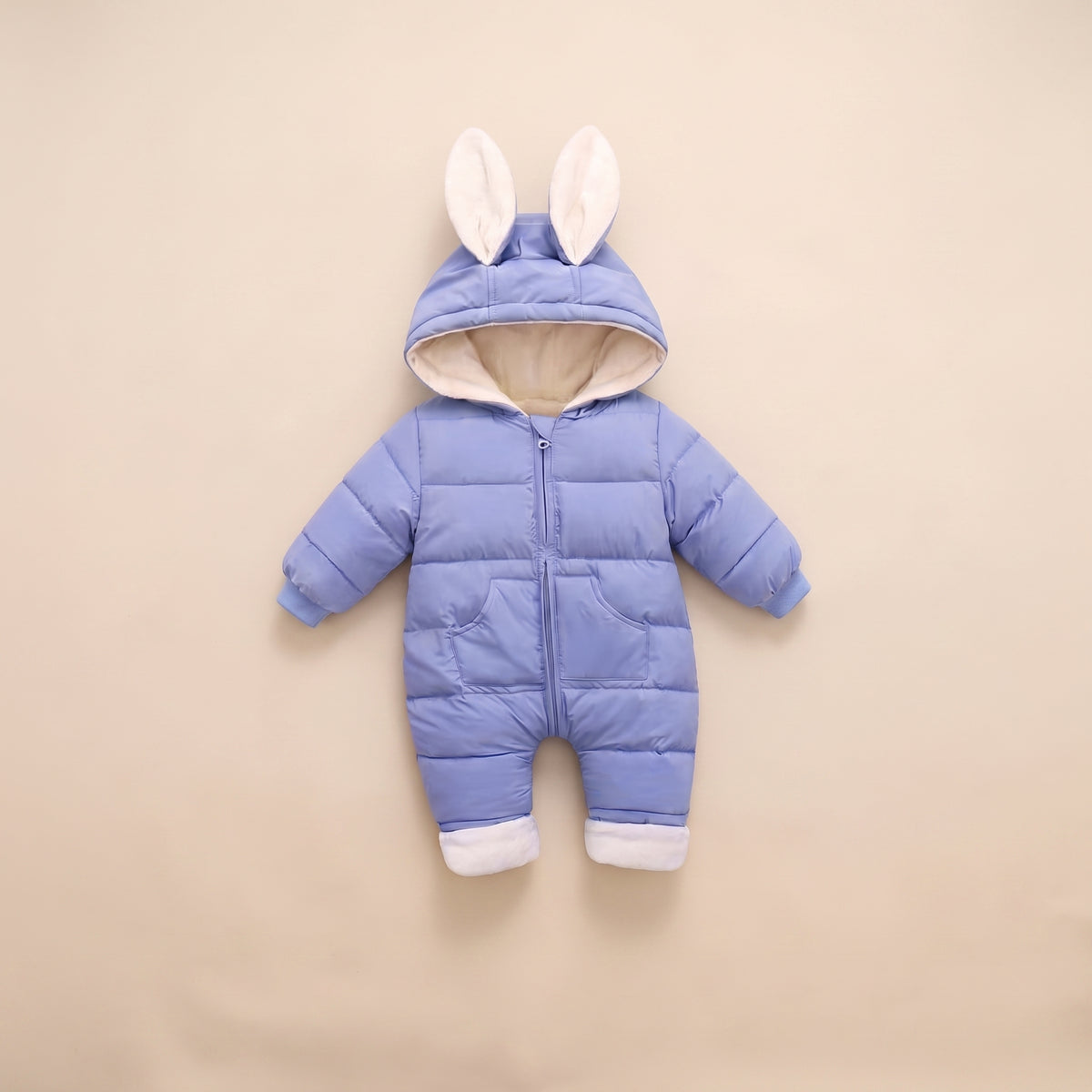 Combinaison doudoune bebe bleu lavande a capuche oreilles de lapin, sur fond uni