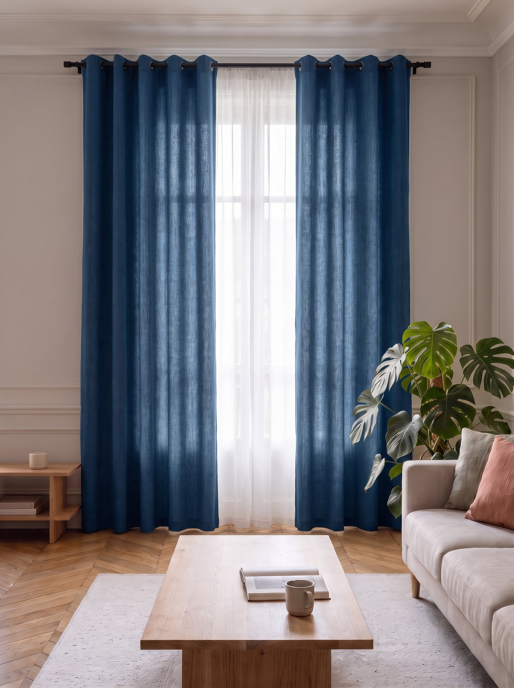 Rideau uni occultant bleu profond ouvert de chaque cote d une fenetre de salon