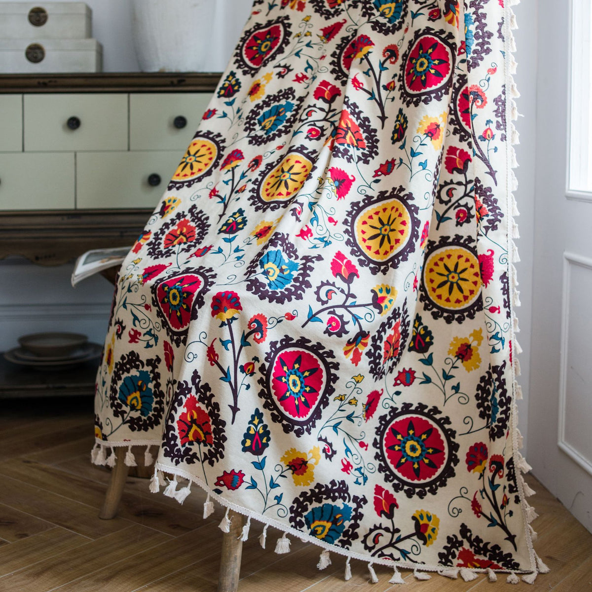 Rosaces du motif mandala sur le fond écru du rideau bohème Image