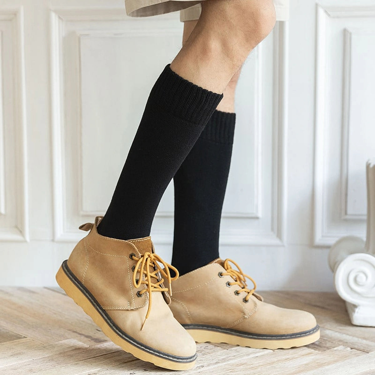 Chaussettes hautes noires portées avec des chaussures montantes Image