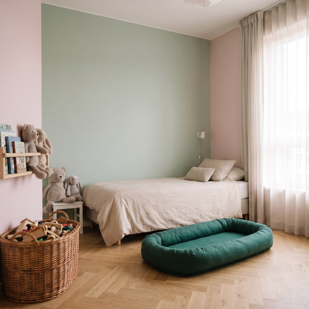 Bloc 3 : le couffin bébé en coton vert sapin posé au sol dans la chambre Image